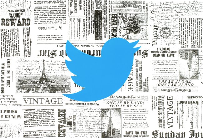 O logotipo do Twitter sobre alguns jornais antigos.
