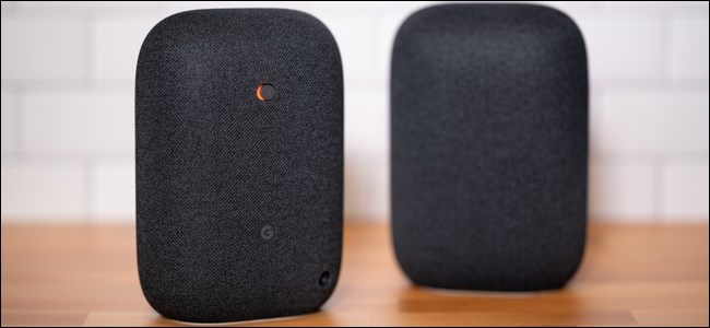 Dois alto-falantes do Google Nest Audio.