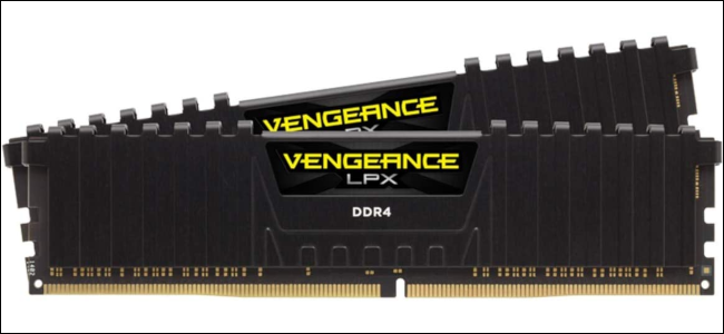 Duas varas de ram DDR4 com dissipador de calor preto.