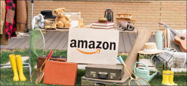 Uma venda de garagem com uma placa de jardim da Amazon colocada no meio.