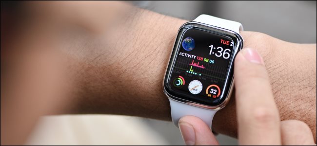 Um Apple Watch Series 4 no pulso de uma pessoa