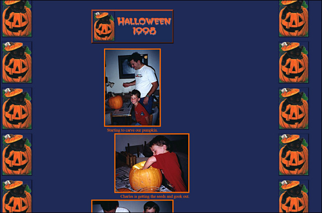 Duas fotos de pai e filho esculpindo uma abóbora no site GeoCities "Halloween 1998".