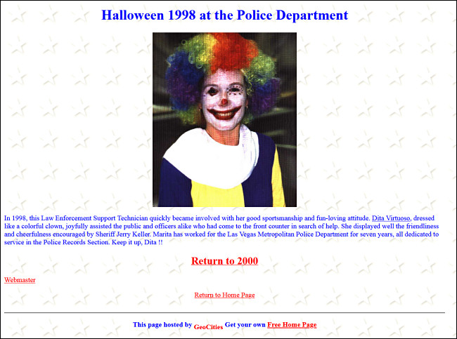 Uma atualização do site de um departamento de polícia que mostra um funcionário fantasiado de palhaço para o Halloween. 
