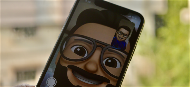 Usuário de iPhone usando Memoji durante chamada FaceTime