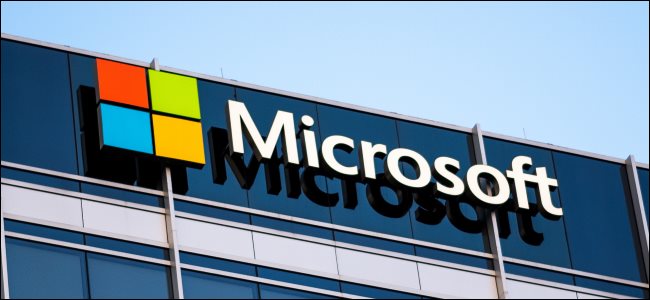 O logotipo da Microsoft em um prédio de escritórios
