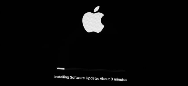 Um Mac instalando uma atualização do sistema operacional.