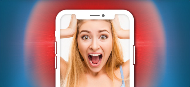 A foto de uma mulher gritando em um iPhone.