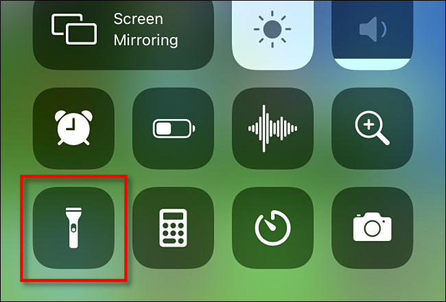 Toque no ícone da lanterna no iPhone Control Center para ligá-lo.