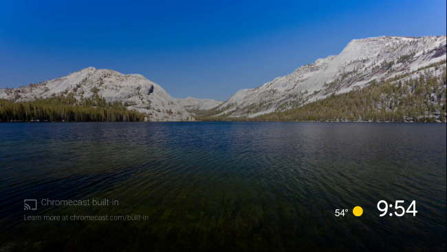 O protetor de tela padrão da Android TV de um lago cercado por montanhas.