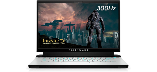 O laptop de jogos Alienware m15 com uma imagem Halo exibida na tela.