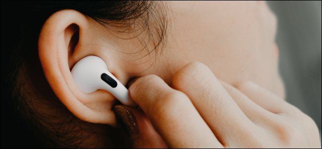 Um usuário de iPhone habilitando o cancelamento de ruído no AirPods Pro