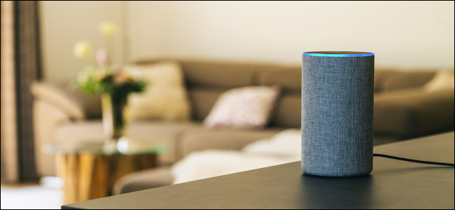 Alto-falante inteligente Amazon Echo em uma sala de estar