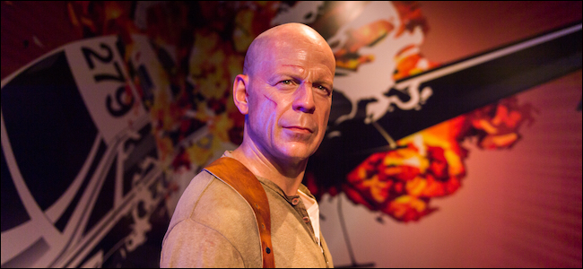 Bruce Willis em frente a uma explosão