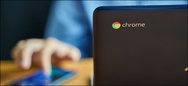 Chromebook sendo desbloqueado usando um smartphone Android