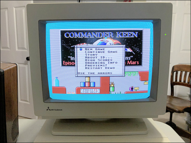 Um menu em "Commander Keen" em um monitor de PC antigo.