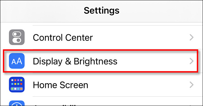 Nas configurações do iPhone, toque em "Tela e brilho"