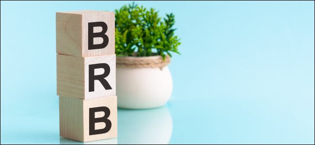 As letras "BRB" escritas em blocos de madeira.