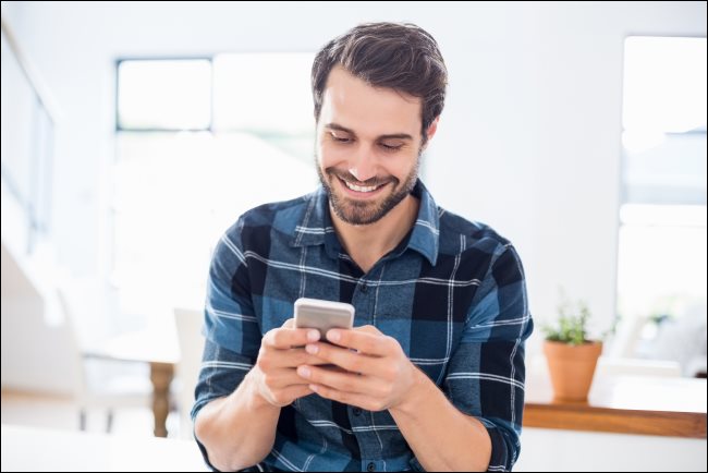 Um homem usando um smartphone.