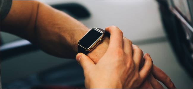 Um homem usando um Apple Watch em um avião.