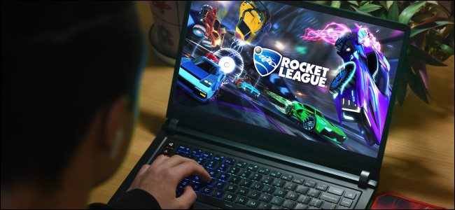 Uma pessoa jogando Rocket League em um laptop PC.