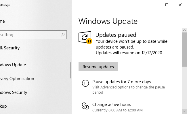O Windows Update mostrando as atualizações são pausadas com um botão "Retomar atualizações".
