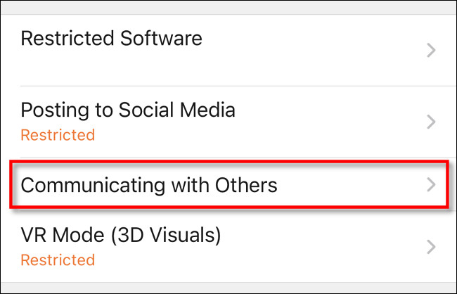Na lista de restrições do aplicativo Nintendo Switch Parental Controls, toque em "Comunicação com outras pessoas".