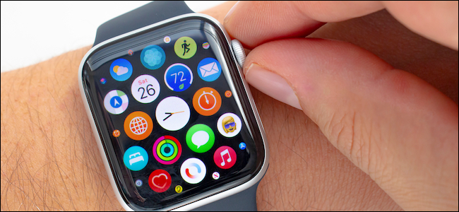 Usuário do Apple Watch girando a coroa digital sem feedback tátil