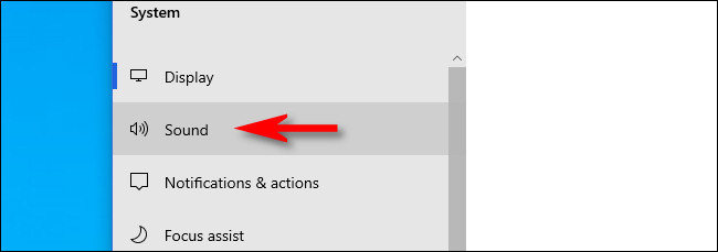 Em Configurações do Windows 10, clique em “Som”.