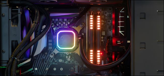 O interior de um PC de mesa com iluminação RGB.