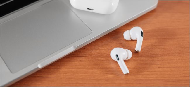 AIrPods Pro ao lado de um touchpad do MacBook.