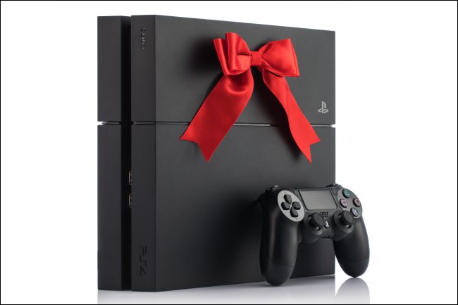 Um console PlayStation 4 com um arco nele.