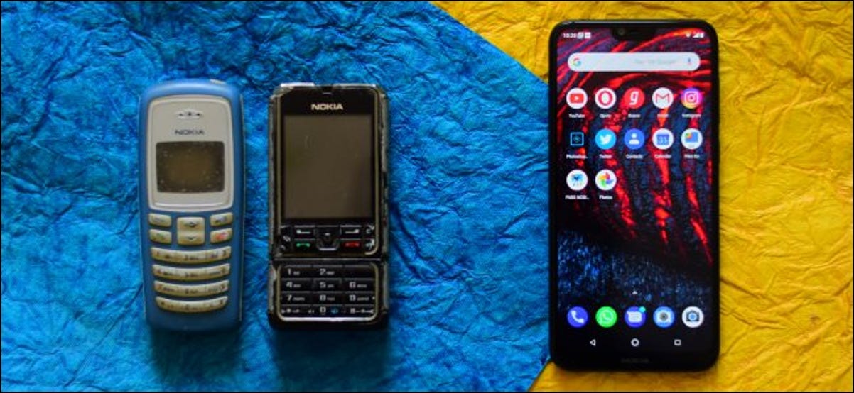Telefones comuns próximos a um smartphone moderno.