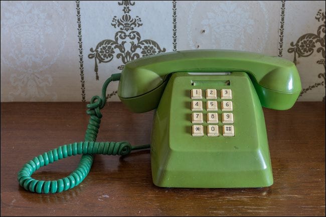 Um telefone vintage em uma mesa de madeira.