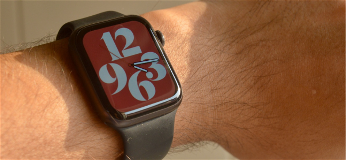 Apple Watch com mostrador colorido de tipografia