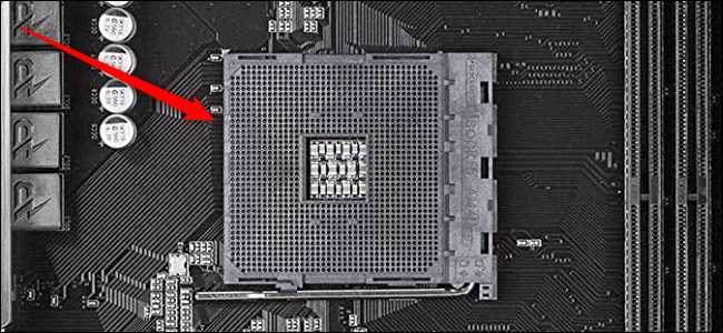 Close de um soquete de CPU em uma placa compatível com AMD.