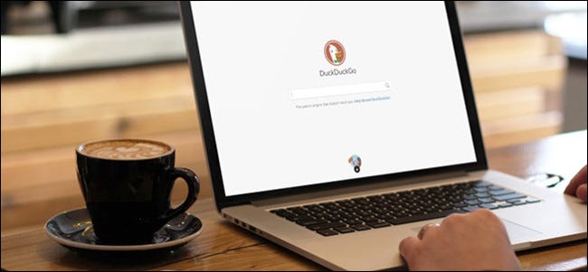 DuckDuckGo na tela de um laptop.