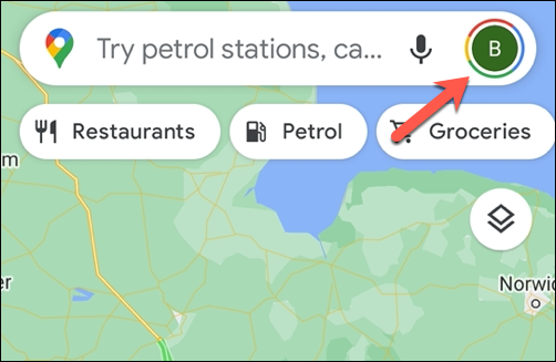 Para abrir o menu de configurações do Google Maps, toque no ícone do perfil no canto superior direito.