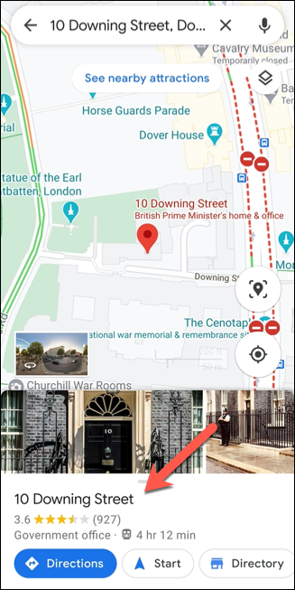 Depois de pesquisar um local no Google Maps, toque no nome do local no carrossel de informações na parte inferior.