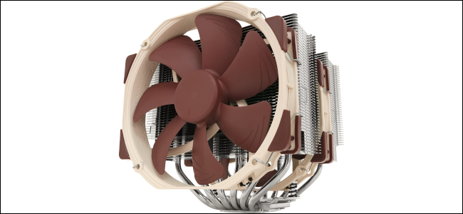 Um cooler de ar com CPU com duas ventoinhas marrons e dois grandes dissipadores de calor prateados.