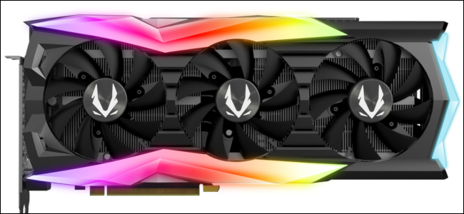 Uma longa placa gráfica Zotac com três ventiladores e iluminação RGB.