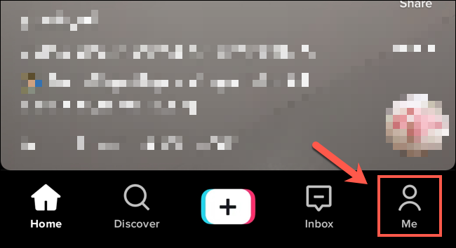 No aplicativo TikTok, toque na opção "Eu" no menu inferior.