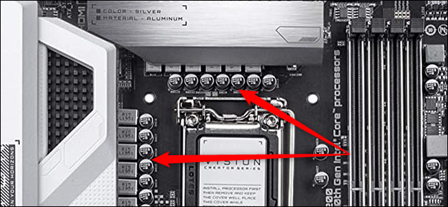 Close de um soquete de CPU com duas setas vermelhas apontando para o VRM.