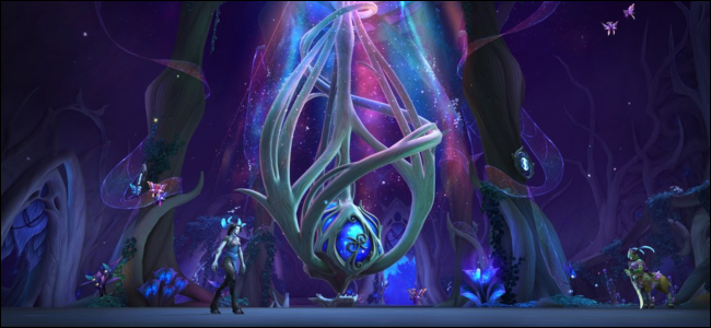 Uma cena de World of Warcraft repleta de azuis e roxos, seres mágicos em torno de uma grande orbe azul.