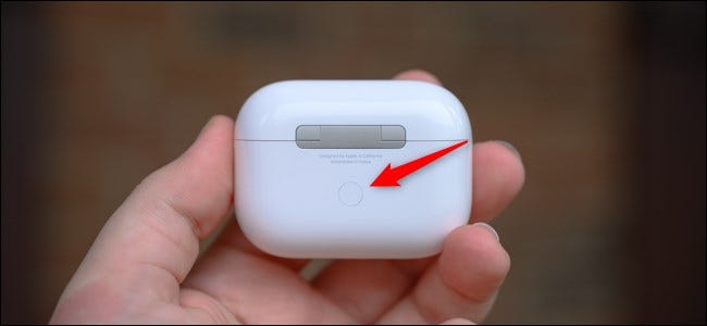 Parte traseira da capa do Apple AirPods Pro com botão de emparelhamento