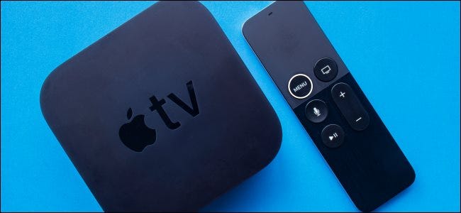 Um Apple TV e seu controle remoto.