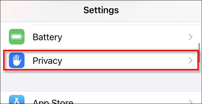 Nas configurações do iPhone, toque em "Privacidade".