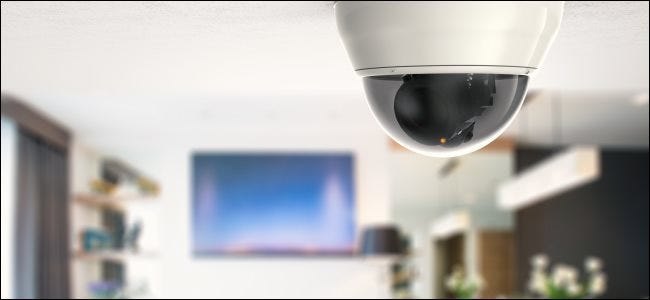 Uma câmera de segurança no teto em frente a uma TV em uma casa.