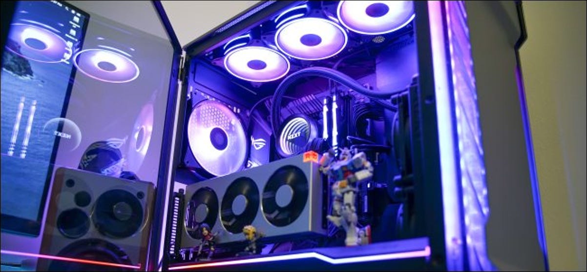 Uma caixa de PC com luzes RGB e refrigeração líquida dentro.