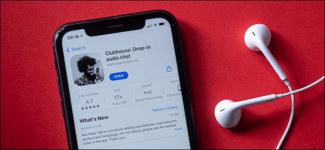Usuário de iPhone experimentando rede social de áudio Clubhouse Drop-in