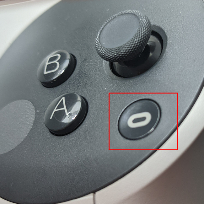 Pressione o botão Oculus no controlador direito e pressione qualquer um dos gatilhos. 